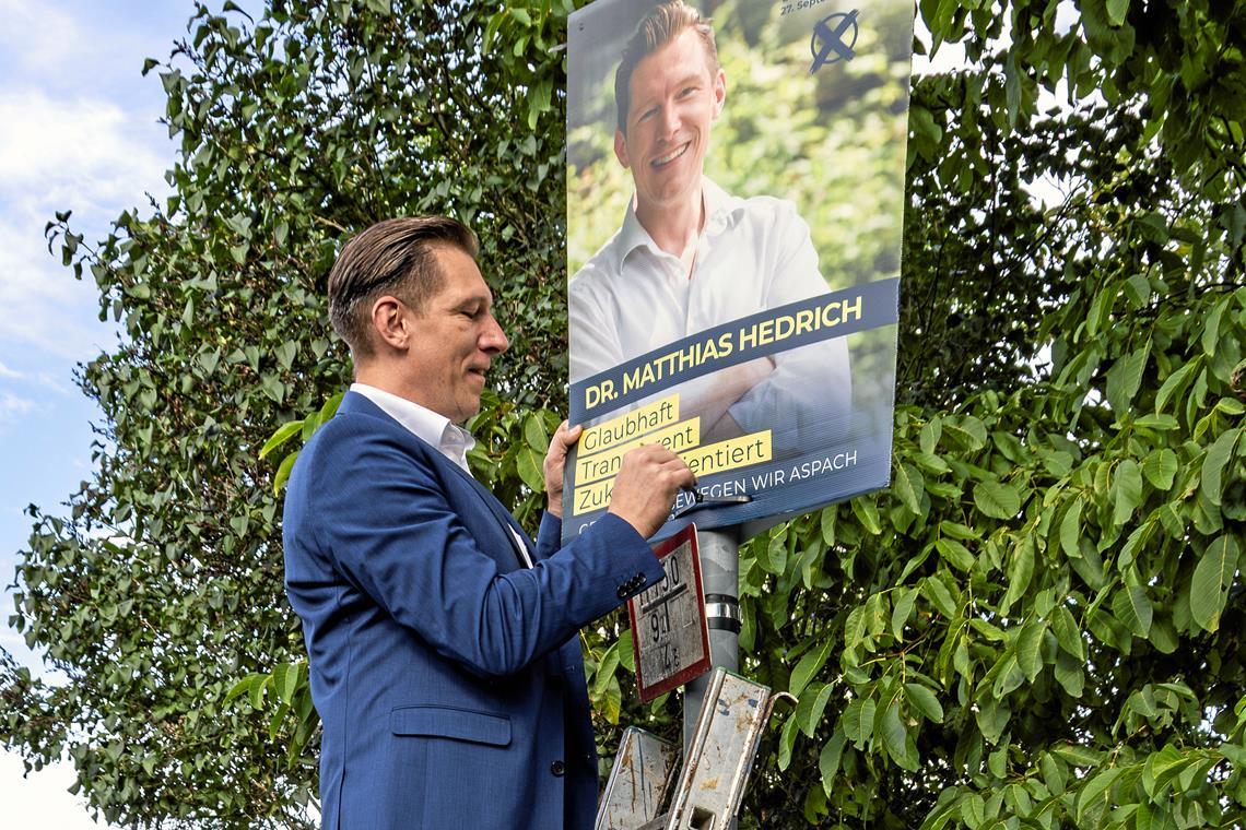 Ohne Sichtbarkeit geht es nicht: Matthias Hedrich versucht, bei den Wahlplakaten nachzuziehen, hier in Einöd bei Kleinaspach. Foto: Dietmar van der Linden