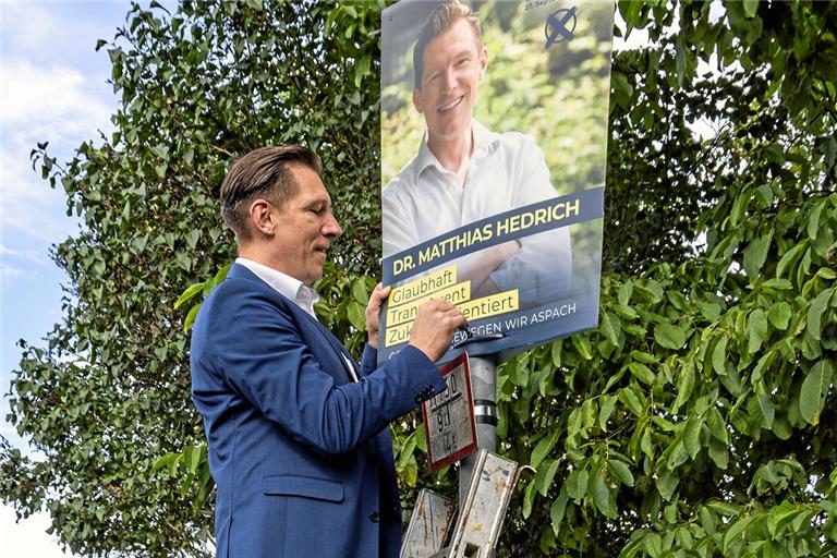 Ohne Sichtbarkeit geht es nicht: Matthias Hedrich versucht, bei den Wahlplakaten nachzuziehen, hier in Einöd bei Kleinaspach. Foto: Dietmar van der Linden