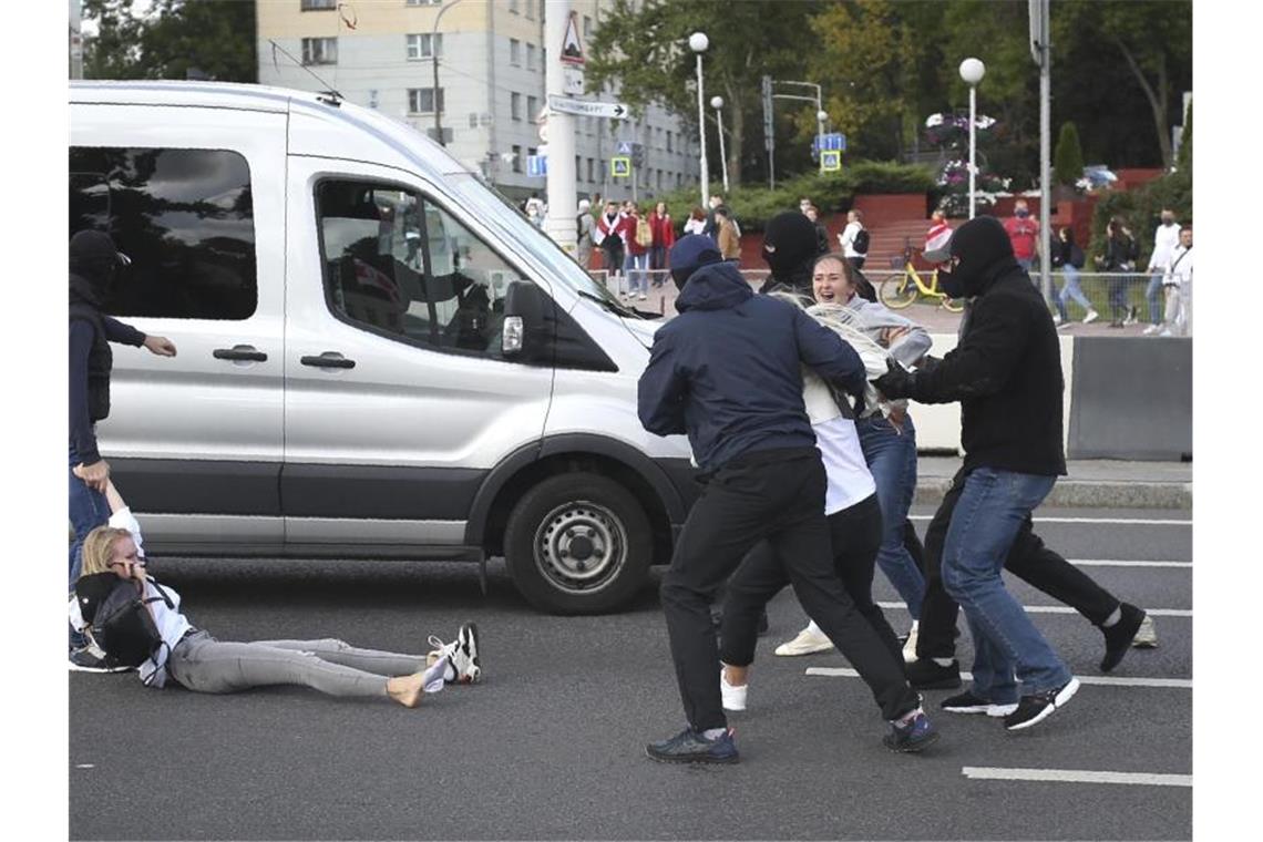 Neue Proteste in Minsk: 150.000 Menschen gegen Lukaschenko Ohne Skrupel: Vermummte Polizisten in Zivil nehmen Demonstrantinnen in Minsk fest. Foto: -/Tut.by via AP/dpa