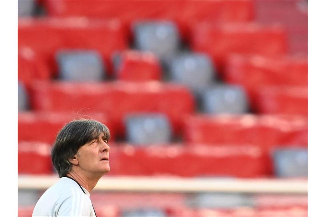 Ohne Wehmut und hochmotiviert bereitet sich Joachim Löw in München auf den EM-Auftakt gegen Frankreich vor. Foto: Federico Gambarini/dpa