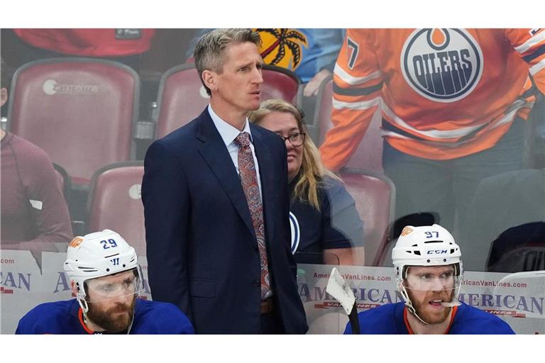 Oilers-Coach Kris Knoblauch und seine Stars Leon Draisaitl (r) und Connor McDavid haben die dritte Final-Partie bei den Florida Panthers verloren.