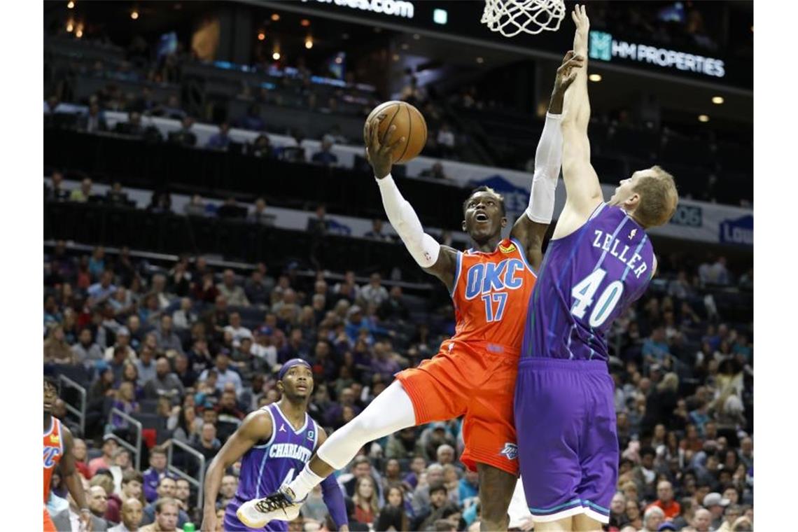 NBA: Starker Schröder führt Oklahoma zum Sieg Oklahomas Dennis Schröder (r) erzielte 24 Punkte gegen die Charlotte Hornets. Foto: Bob Leverone/FR170480 AP/dpa