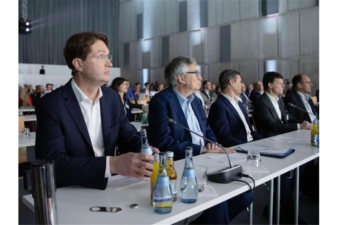 Ola Källenius (l-r), Martin Daum und Harald Wilhelm nehmen an der Bilanz-Pressekonferenz der Daimler AG teil. Foto: Marijan Murat/dpa