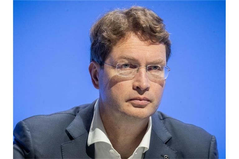 Ola Källenius vor einem blauen Hintergrund. Foto: Michael Kappeler/Archivbild
