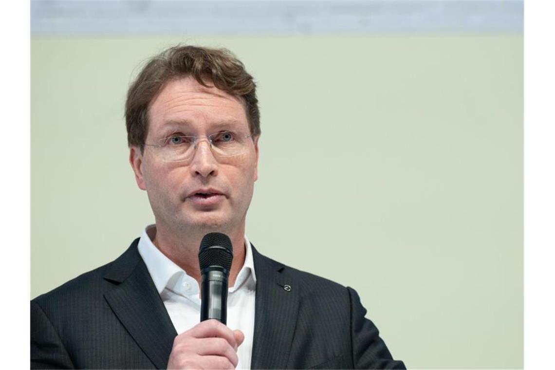 Infrastruktur für E- und Wasserstofflastwagen geplant Ola Källenius, Vorstandsvorsitzender Daimler AG, spricht in den Wagenhallen auf dem Podium. Foto: Bernd Weißbrod/dpa