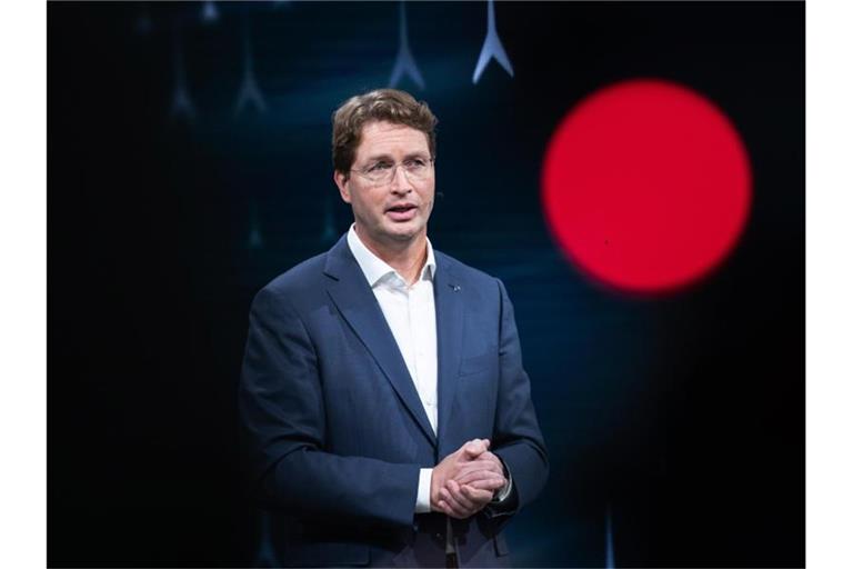 Ola Källenius, Vorstandsvorsitzender der Daimler AG, spricht. Foto: Silas Stein/dpa