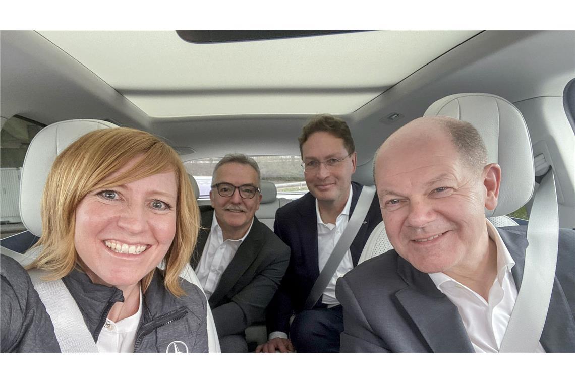 Ola Källenius muss mit anpacken Ola Källenius wird bei der Testfahrt mit dem damaligen Bundeskanzler zum Hinterbänkler.