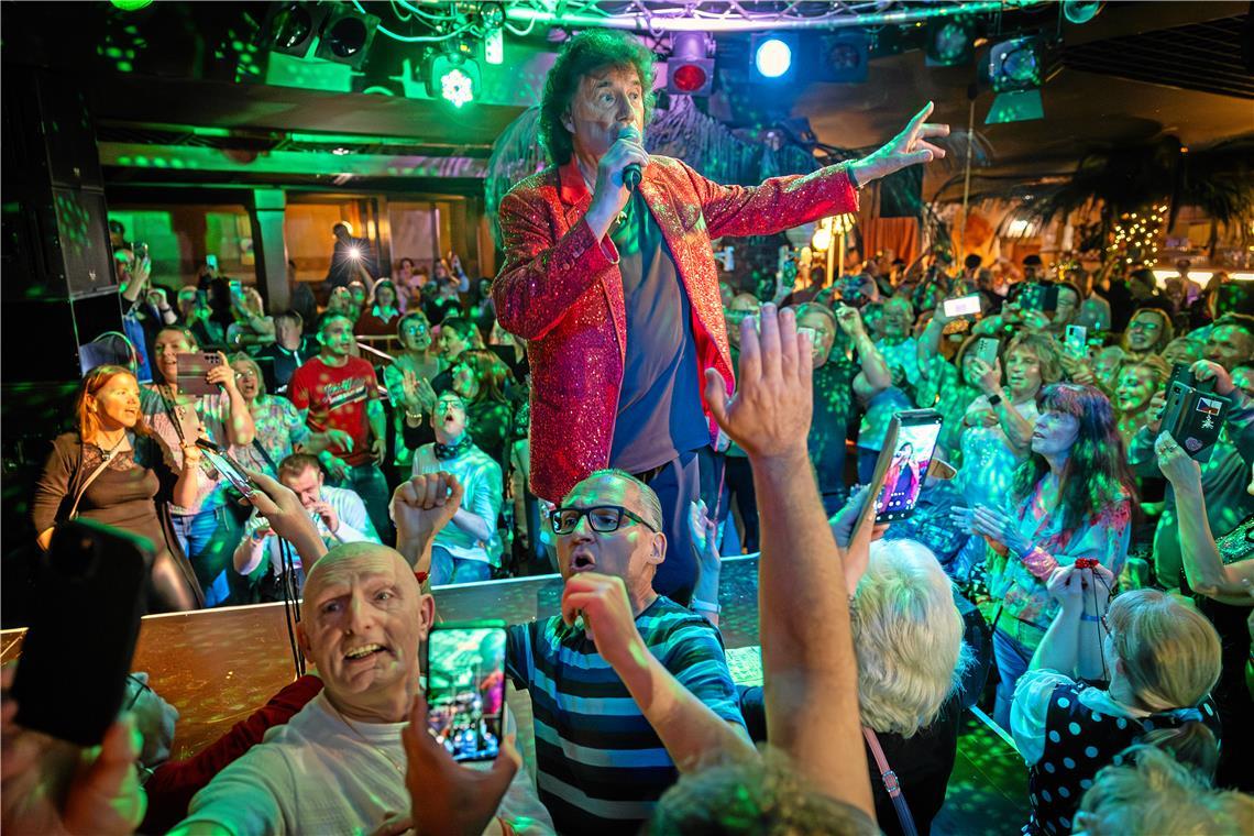 Olaf, der Flipper, singt „Augenblicke gehn so schnell vorüber“: Seine Fans halten sie deswegen vielfach mit ihren Handykameras fest.