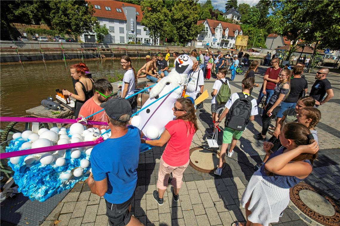 Großer Spaß mit kleinen Booten Olaf, der Schneemann aus dem Film „Die Eiskönigin“, hat den Weg murrabwärts gefunden und wird an Land geholt. Foto: A. Becher
