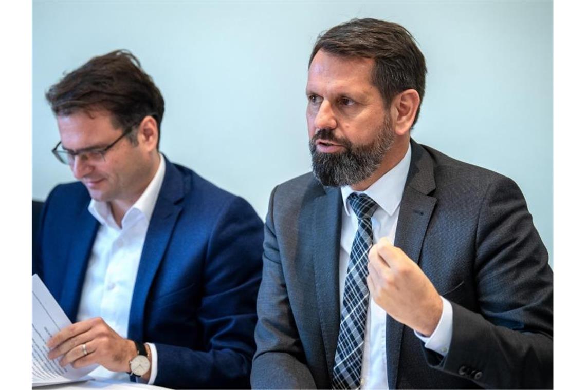 Olaf Lies, Niedersachsens Umweltminister, und Andreas Feicht, Staatssekretär im Bundesministerium für Wirtschaft und Energie, sprechen bei einem Energie-Gipfel zum Thema „Frischen Wind für die Windenergie“. Foto: Sina Schuldt/dpa