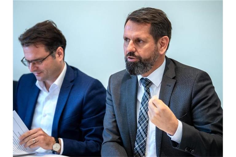 Olaf Lies, Niedersachsens Umweltminister, und Andreas Feicht, Staatssekretär im Bundesministerium für Wirtschaft und Energie, sprechen bei einem Energie-Gipfel zum Thema „Frischen Wind für die Windenergie“. Foto: Sina Schuldt/dpa