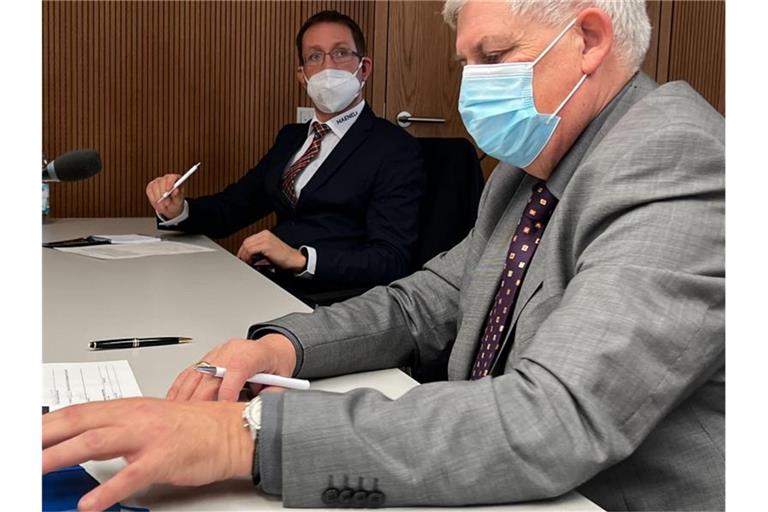 Olaf Sauer (r), Geschäftsführer von C.G.Haenel, und Swen Lahl, für Finanzen zuständiger Prokurist der Waffenfirma aus Suhl in Thüringen in einem Raum des Oberlandesgerichts. Foto: Wolf von Dewitz/dpa