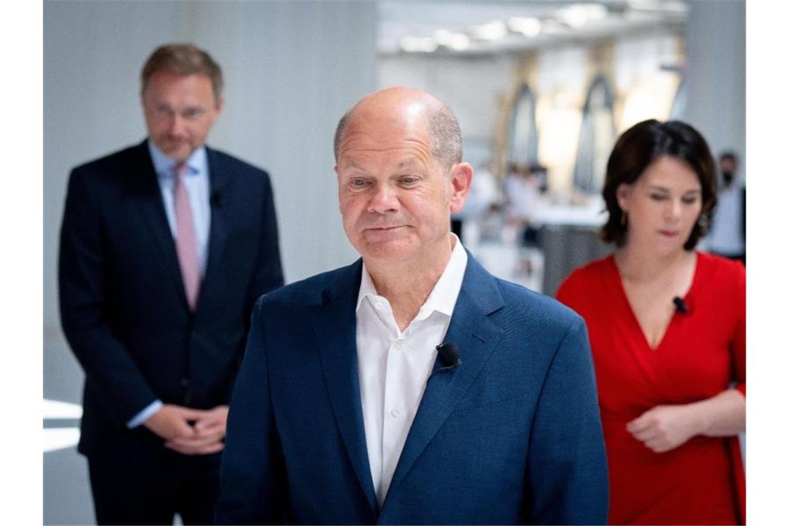 Olaf Scholz, Annalena Baerbock und Christian Lindner: Die Ampel-Koalitionäre haben sich auf eine Verteilung der Ministerien geeinigt. Foto: Kay Nietfeld/dpa