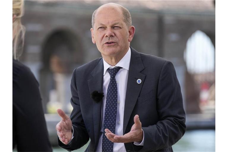 Olaf Scholz, Bundesfinanzminister und SPD-Kanzlerkandidat, während eines Interviews am Rande des G20-Gipfels in Venedig. Foto: Luca Bruno/AP/dpa
