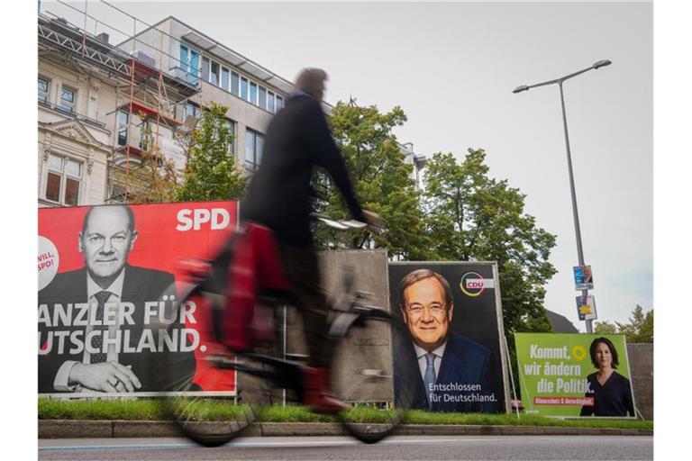Olaf Scholz, Finanzminister und SPD-Kanzlerkandidat, winkt neben seiner Frau Britta Ernst während der Wahlparty im Willy-Brandt-Haus. Foto: Wolfgang Kumm/dpa