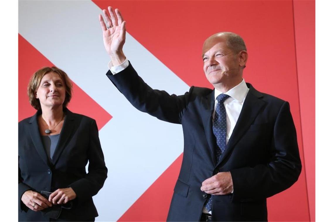 Olaf Scholz, Finanzminister und SPD-Kanzlerkandidat, winkt neben seiner Frau Britta Ernst während der Wahlparty im Willy-Brandt-Haus. Foto: Wolfgang Kumm/dpa