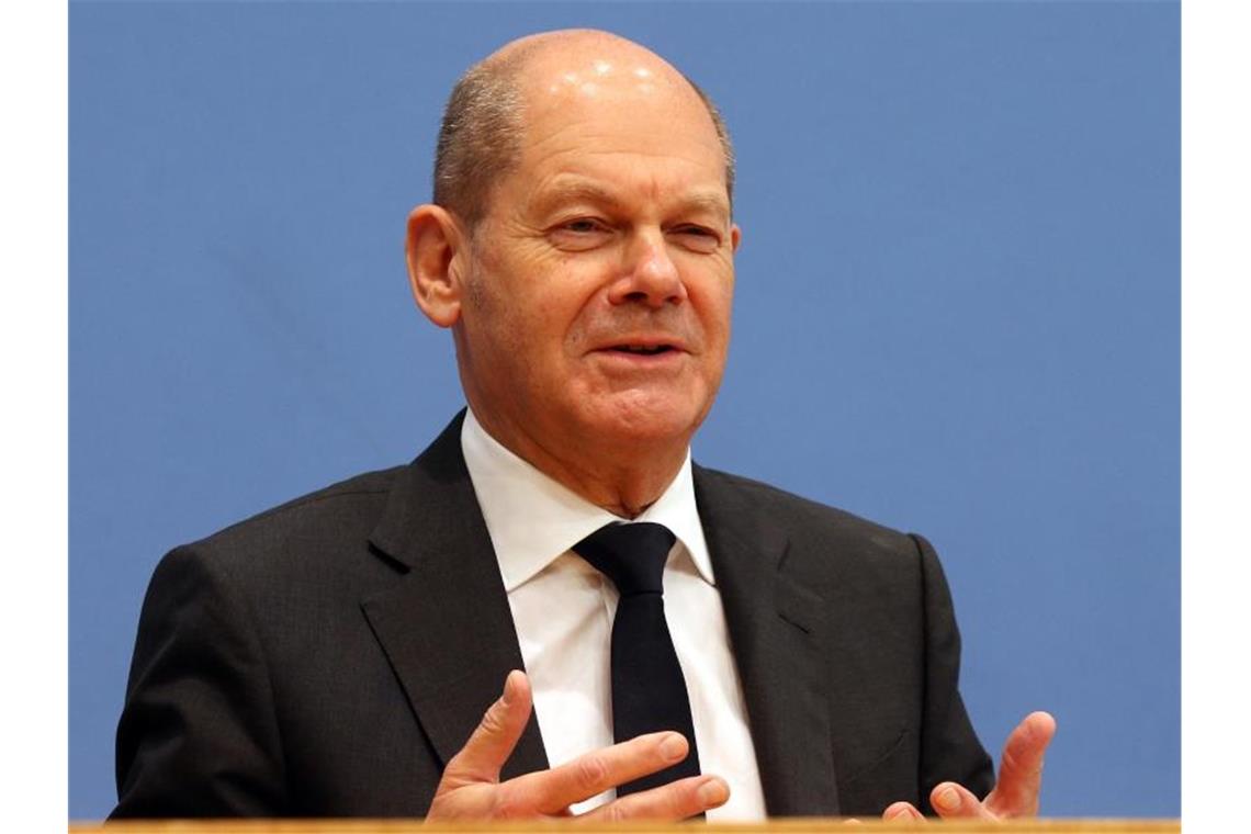 Olaf Scholz findet es richtig, dass über eine Impfpflicht für bestimmte Berufsgruppen diskutiert wird. Foto: Wolfgang Kumm/dpa