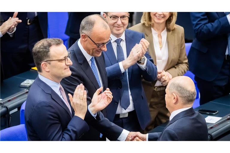 Olaf Scholz gratuliert seinem Nachfolger Friedrich Merz.