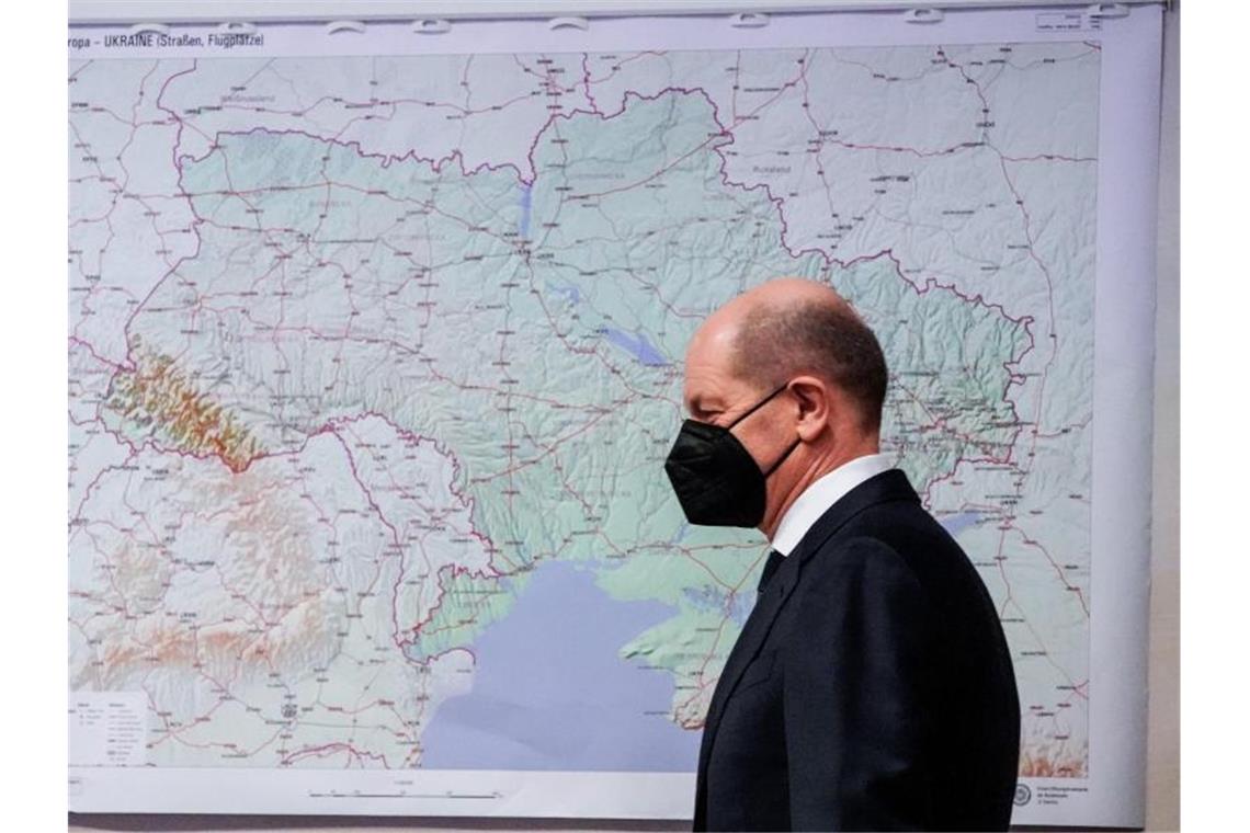 Scholz schließt Nato-Beteiligung am Ukraine-Krieg aus Olaf Scholz im Einsatzführungskommando der Bundeswehr in Schwielowsee. Einen Nato-Einsatz in der Ukraine hatte der Bundeskanzler zuvor ausgeschlossen. Foto: Clemens Bilan/ EPA Pool/dpa