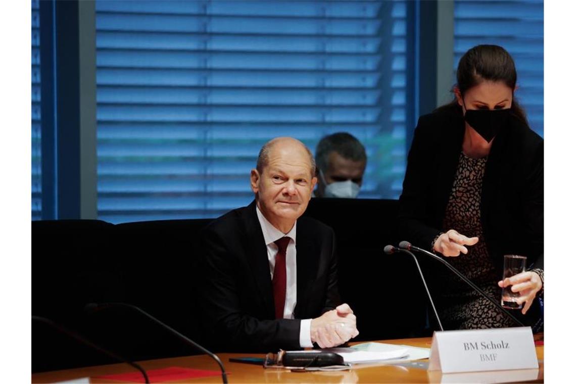 In der Vorwärtsverteidigung: Scholz vor Finanzausschuss Olaf Scholz im Finanzausschuss des Bundestages. Foto: Carsten Koall/dpa