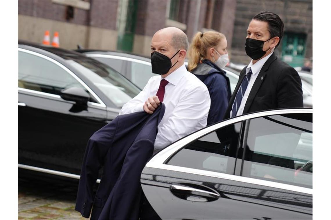 Ampel-Parteien stellen Koalitionsvertrag vor Olaf Scholz (l) kommt zur Vorstellung des Koalitionsvertrags im Westhafen an. Foto: Kay Nietfeld/dpa