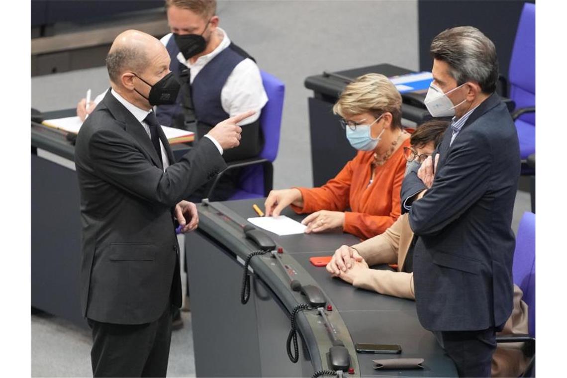 Corona-Krisenrunde von Bund und Ländern nächste Woche Olaf Scholz (l), SPD-Kanzlerkandidat und Bundesminister der Finanzen, steht zu Beginn der Sitzung des Bundestags mit Rolf Mützenich, Vorsitzender der SPD-Bundestagsfraktion. Foto: Kay Nietfeld/dpa