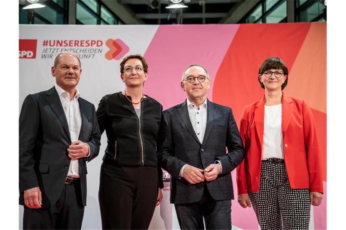 SPD vor dem Finale - Erneut haben die Mitglieder das Sagen Olaf Scholz (l) tritt mit Klara Geywitz gegen Saskia Esken (r) und Norbert Walter-Borjans (2.v.r) an. Foto: Michael Kappeler/dpa