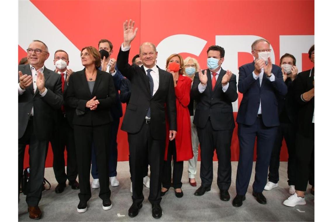 Olaf Scholz (M) hat auf der Wahlparty im Willy-Brandt-Haus Grund zur Freude. Foto: Wolfgang Kumm/dpa