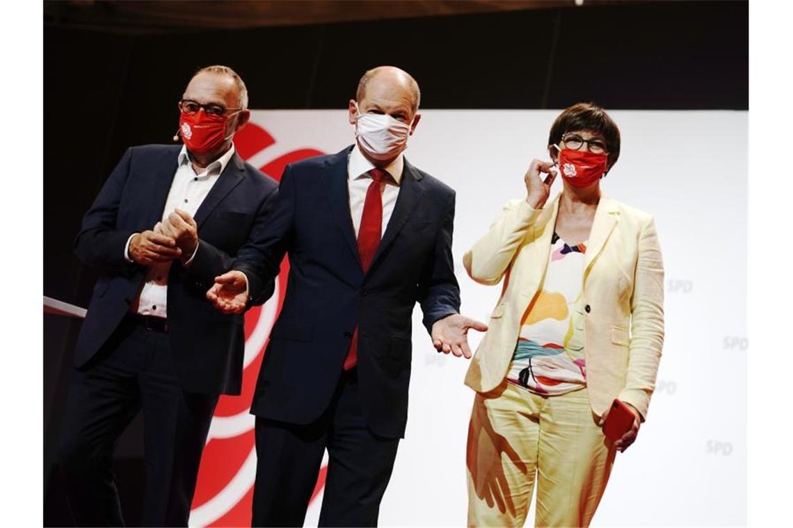 SPD hat Kanzlerkandidaten: Scholz glaubt an über 20 Prozent Olaf Scholz (M) mit den SPD-Bundesvorsitzenden Norbert Walter-Borjans (l) und Saskia Esken. Foto: Kay Nietfeld/dpa