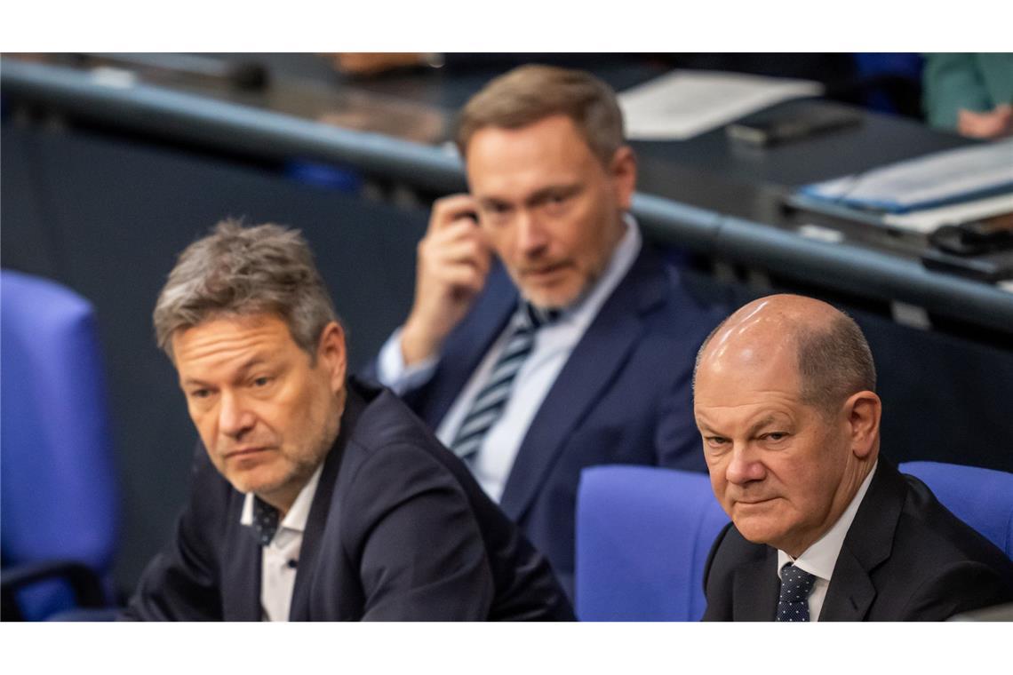 Das machen die Politiker der Ampel-Regierung heute Olaf Scholz, Robert Habeck und Christian Lindner – damals noch gemeinsam im Bundestag.