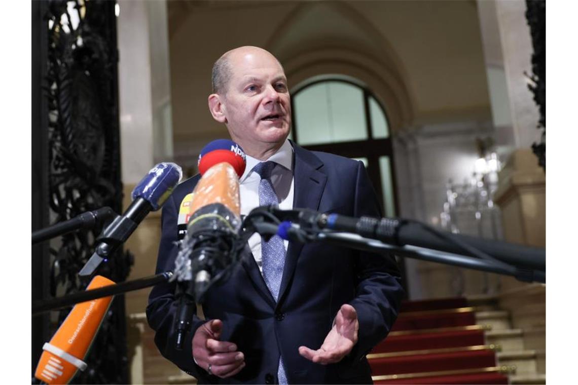 „Cum-Ex“-Ausschuss - Scholz mit Erinnerungslücken Olaf Scholz (SPD) äußert sich nach seinem Auftritt im Parlamentarischen Untersuchungsausschuss der Hamburgischen Bürgerschaft zum Cum-Ex-Skandal. Foto: Christian Charisius/dpa