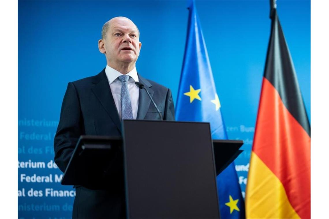 Olaf Scholz (SPD), Bundesfinanzminister, äußert sich vor den informellen Videokonferenzen der Eurogruppe sowie der EU-Wirtschafts- und Finanzminister im Bundesministerium der Finanzen. Foto: Bernd von Jutrczenka/dpa