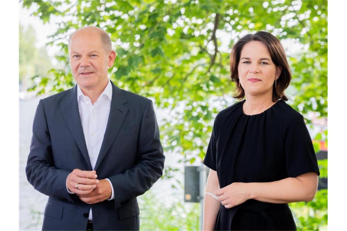 Scholz und Baerbock streiten über Bundeseinfluss bei Bildung Olaf Scholz (SPD), Bundesfinanzminister und SPD-Kanzlerkandidat, und Annalena Baerbock, Kanzlerkandidatin und Bundesvorsitzende von Bündnis 90/Die Grünen. Foto: Christoph Soeder/dpa