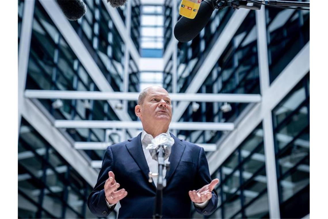 Bund plant Rekordschulden von 218,5 Milliarden Euro Olaf Scholz (SPD), Bundesminister der Finanzen, spricht in der SPD-Parteizentrale zu den Medienvertretern. Foto: Kay Nietfeld/dpa