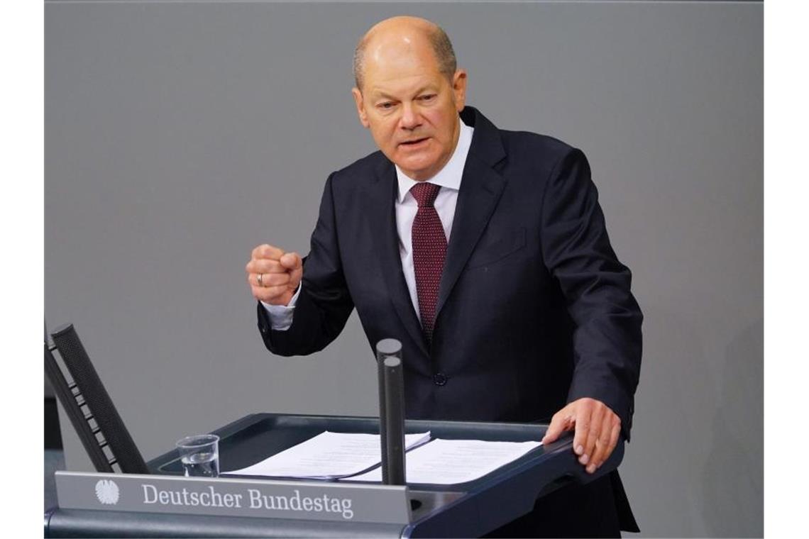 Olaf Scholz (SPD), Bundesminister der Finanzen, stellt vor dem Bundestag den Gesetzentwurf der Bundesregierung für das Haushaltsgesetz 2021 vor. Foto: Michael Kappeler/dpa