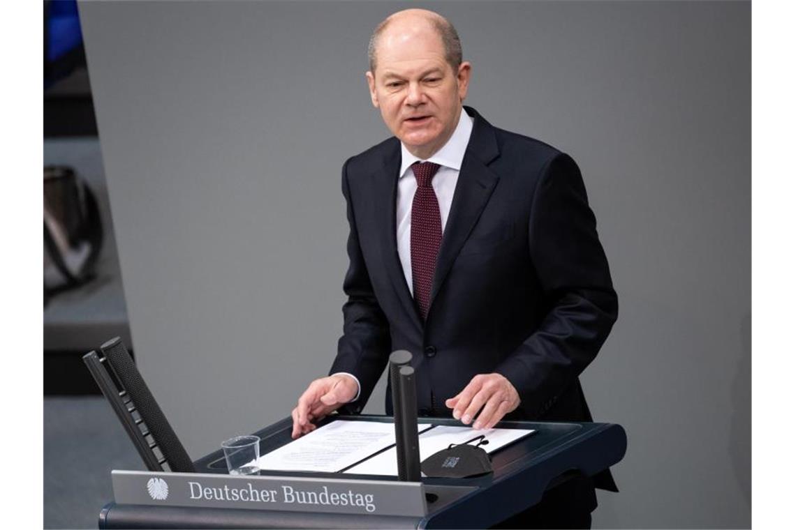 Scholz: Reisewelle zu Ostern können wir uns nicht leisten Olaf Scholz (SPD), Bundesminister der Finanzen und SPD-Kanzlerkandidat, spricht während einer Plenarsitzung des Deutschen Bundestages. Foto: Bernd von Jutrczenka/dpa