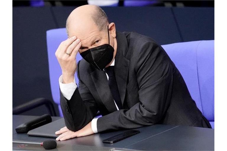 Olaf Scholz (SPD), designierter Bundeskanzler, fasst sich an den Kopf während der Sitzung im Bundestag. Foto: Kay Nietfeld/dpa