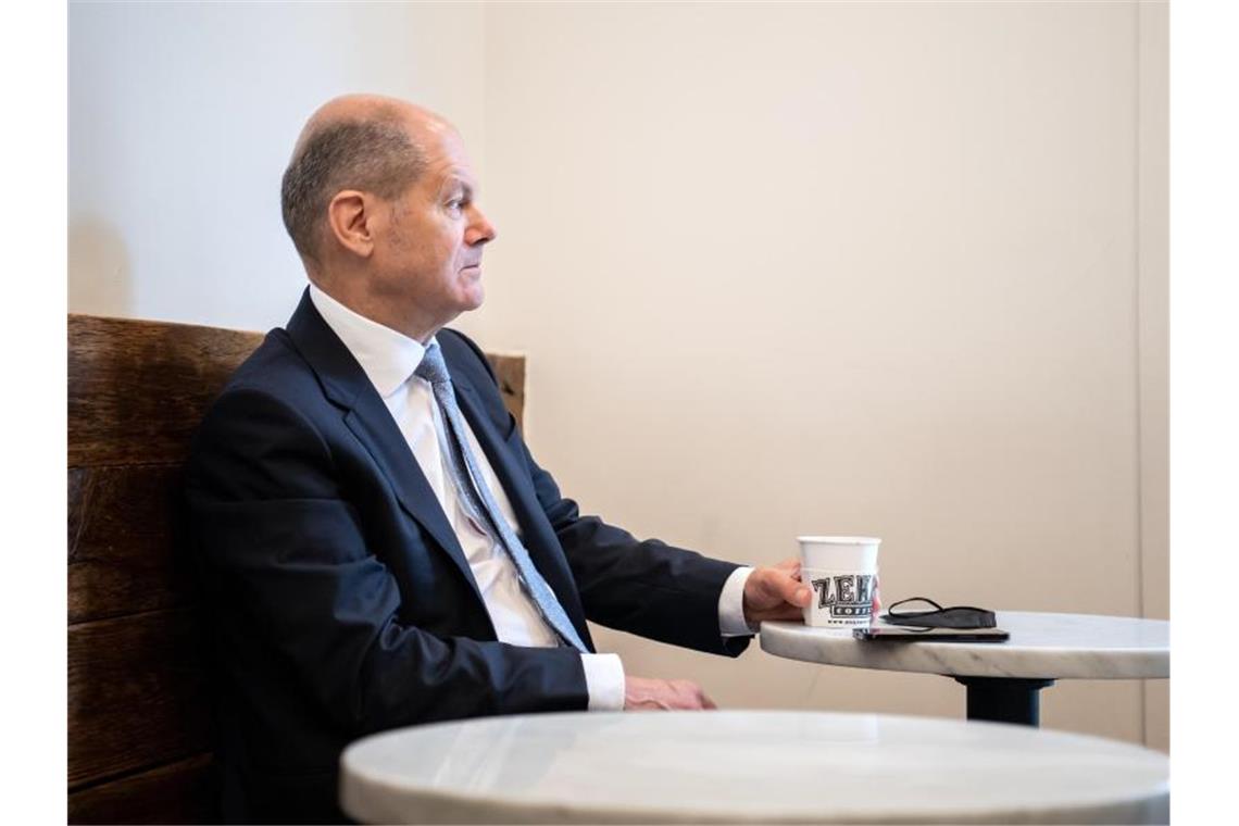 Olaf Scholz (SPD) in einem Café. FDP und Linke haben von dem Finanzminister und SPD-Kanzlerkandidat Aufklärung über Vorwürfe gefordert, er habe sein Ministerium zu Wahlkampf-Zwecken eingesetzt. Foto: Bernd von Jutrczenka/dpa