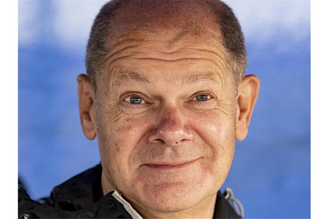 Scholz mahnt Tatkraft beim Klimaschutz an Olaf Scholz, SPD-Kanzlerkandidat und Bundesfinanzminister, beim Besuch eines Hybridkraftwerks in Brandenburg. Foto: Fabian Sommer/dpa