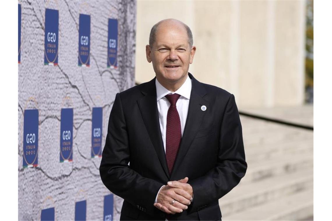 Olaf Scholz (SPD, r), Bundesfinanzminister und Kanzlerkandidat, bei seiner Ankunft zu einem Treffen der G20-Finanz- und Gesundheitsminister im Salone delle Fontane (Brunnensaal). Foto: Alessandra Tarantino/AP/dpa