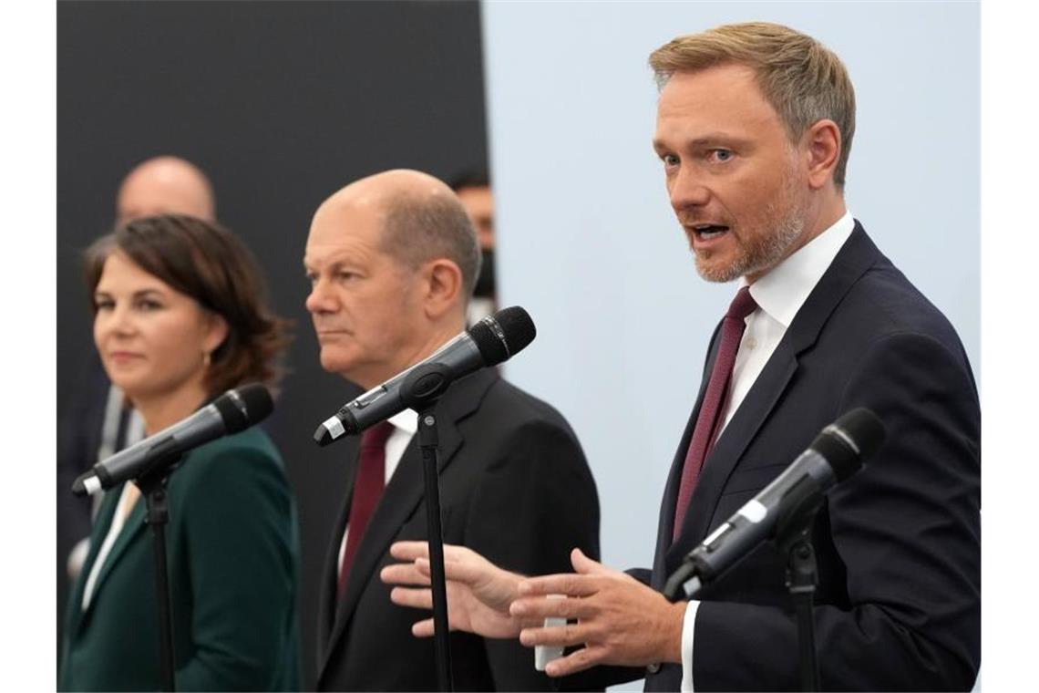 Koalitionsverhandlungen: Die Ampel-Harmonie bröckelt Olaf Scholz (SPD) zwischen Annalena Baerbock (Grüne) und FDP-Chef Christian Lindner. Foto: Kay Nietfeld/dpa