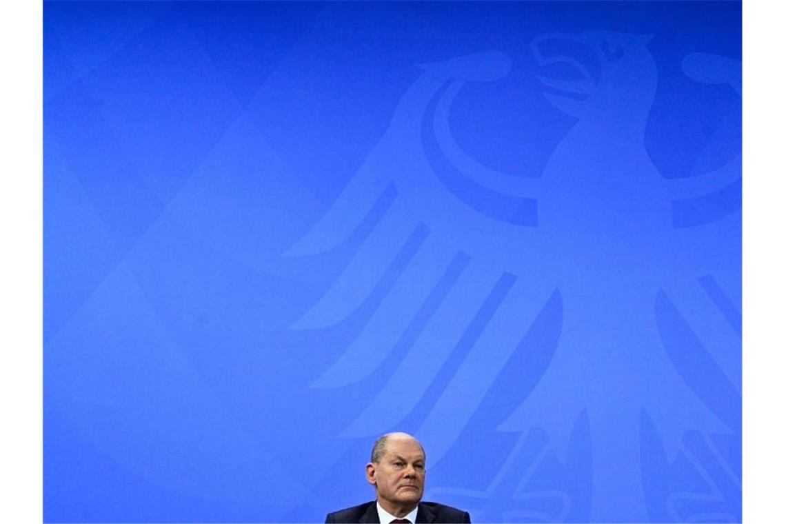 Scholz peilt Impfpflicht für alle Erwachsenen an Olaf Scholz stellt sich heute erstmals als Bundeskanzler einer Regierungsbefragung im Parlament. Foto: John Macdougall/AFP Pool/dpa
