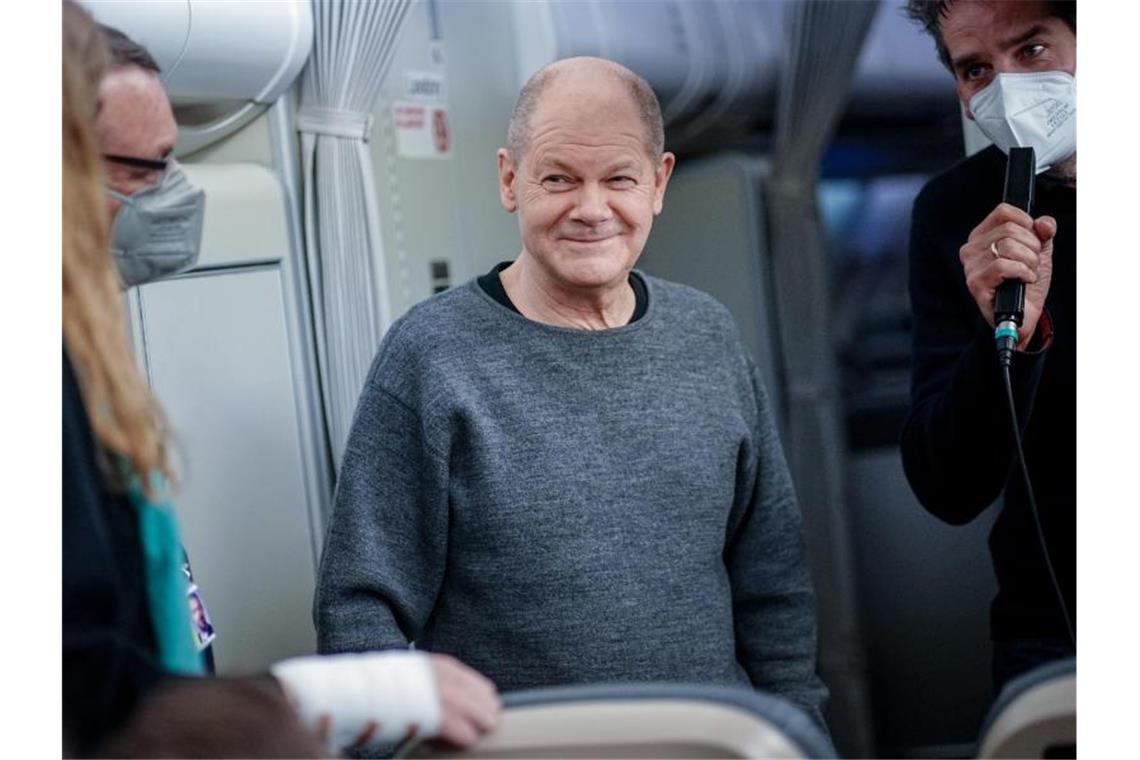 Scholz, Macron und Duda: Krieg in Europa verhindern Olaf Scholz stellte sich während des Fluges nach Washington den Fragen von mitreisenden Journalisten. Foto: Kay Nietfeld/dpa