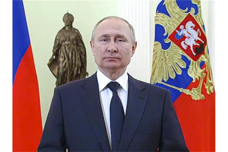 Olaf Scholz und Emmanuel Macron haben den russischen Präsidenten Wladimir Putin zu einem sofortigen Waffenstillstand in der Ukraine aufgefordert. Foto: Uncredited/Russian Presidential Press Service/dpa
