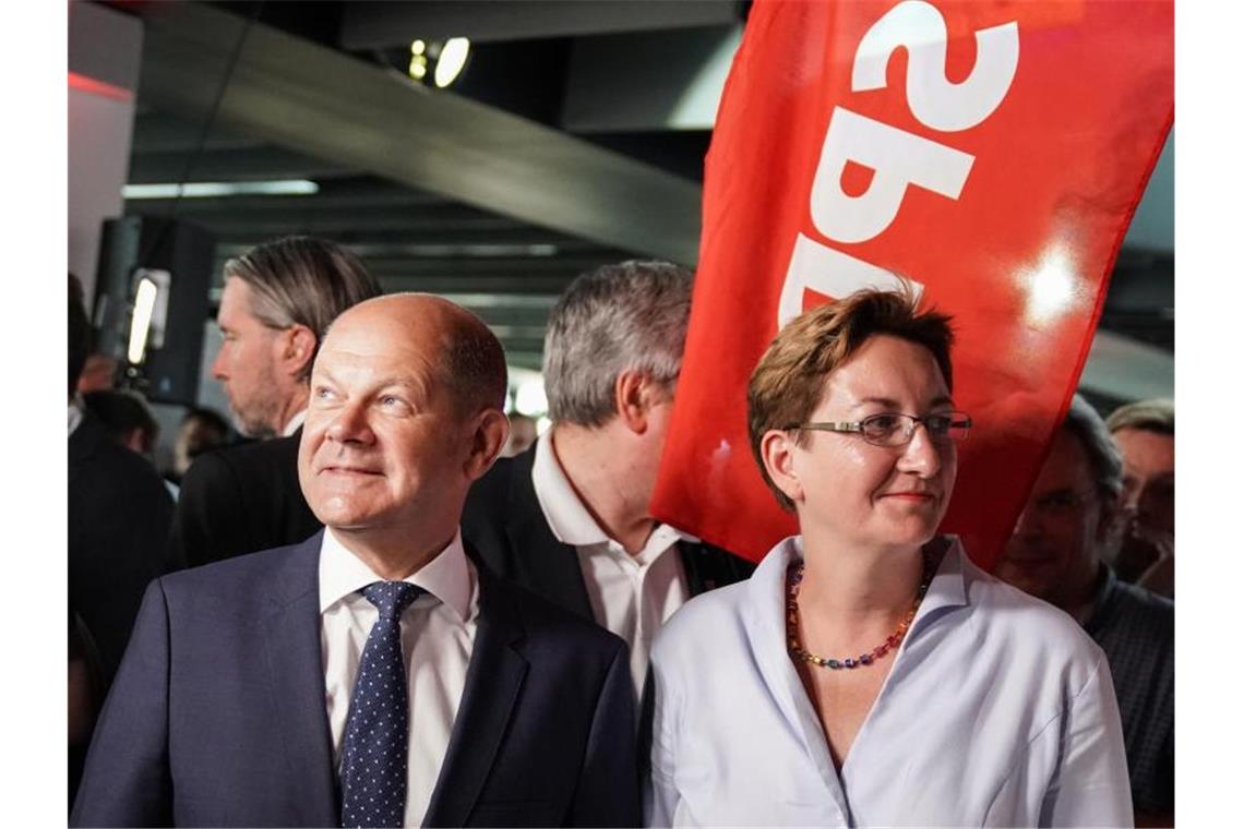 Olaf Scholz und Klara Geywitz, SPD-Landtagsabgeordnete in Brandenburg, am Sonntag bei der SPD-Wahlparty in Potsdam. Foto: Kay Nietfeld