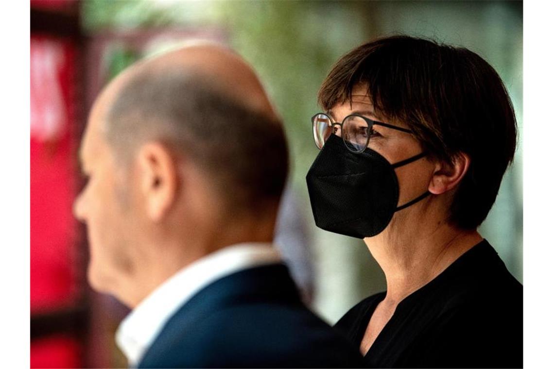 Koalitionsdebatte: SPD-Chefs lehnen Vorfestlegung ab Olaf Scholz und Saskia Esken im Juni in Berlin. Foto: Fabian Sommer/dpa