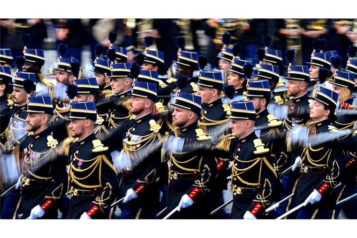 Bilder des Tages oldaten paradieren auf den Champs Elysees zum französischen Nationalfeiertag.