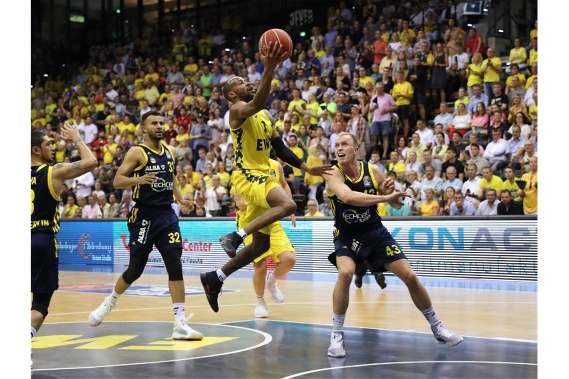 Oldenburgs MVP Will Cummings (M) hielt mit 31 Punkten dagegen, konnte die Niederlage aber nicht verhindern. Foto: Friso Gentsch