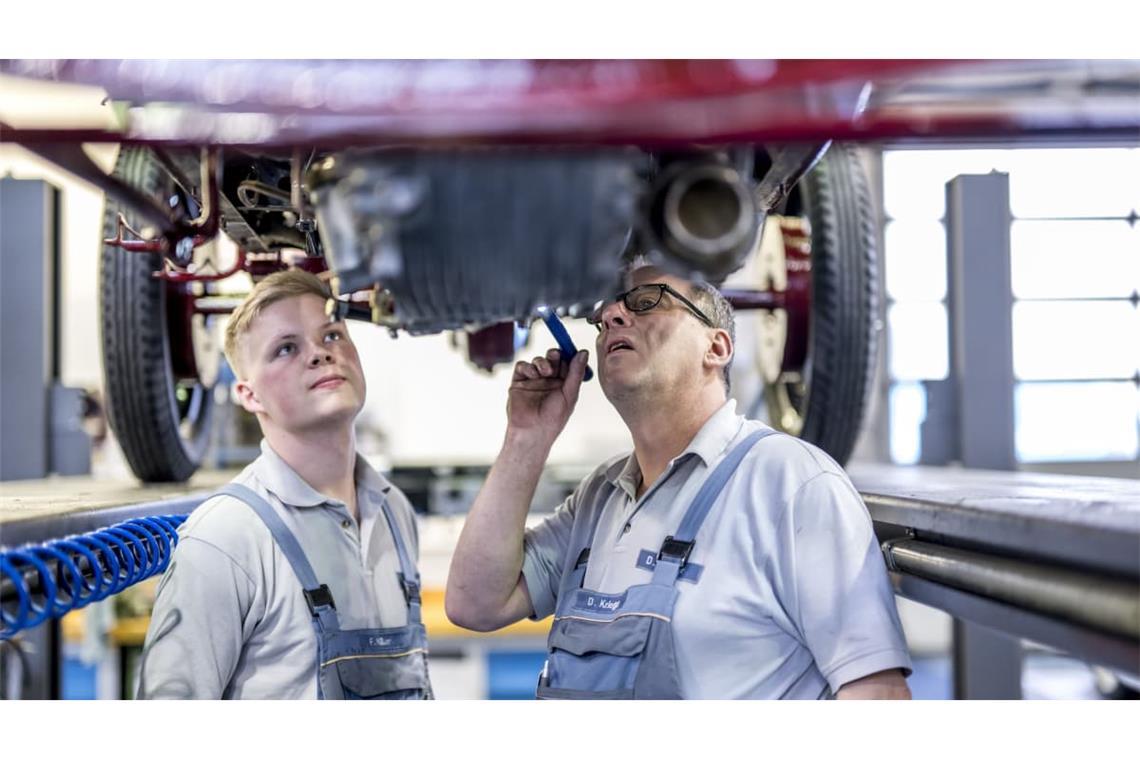 Oldtimer-Experten schauen genau hin: Das Classic Center bietet Kunden ein detailliertes Originalitätsgutachten für ihr Fahrzeug an.