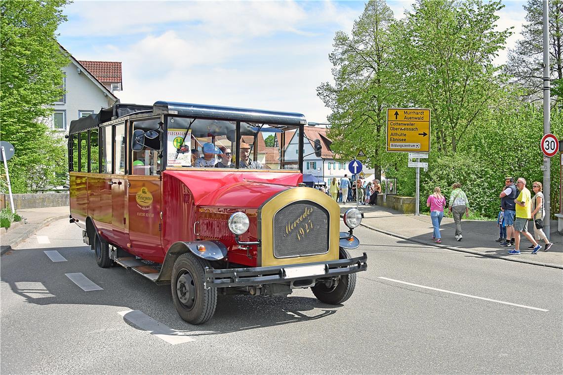 Oldtimer-Shuttelbus. Der kostenlose Buspendelverkehr fährt durch Weissach. Fleck...